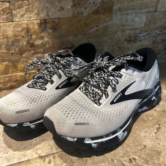Brooks Sneakers - Picture 1 of 1
